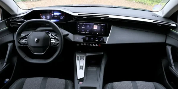 Peugeot 408 poste de conduite