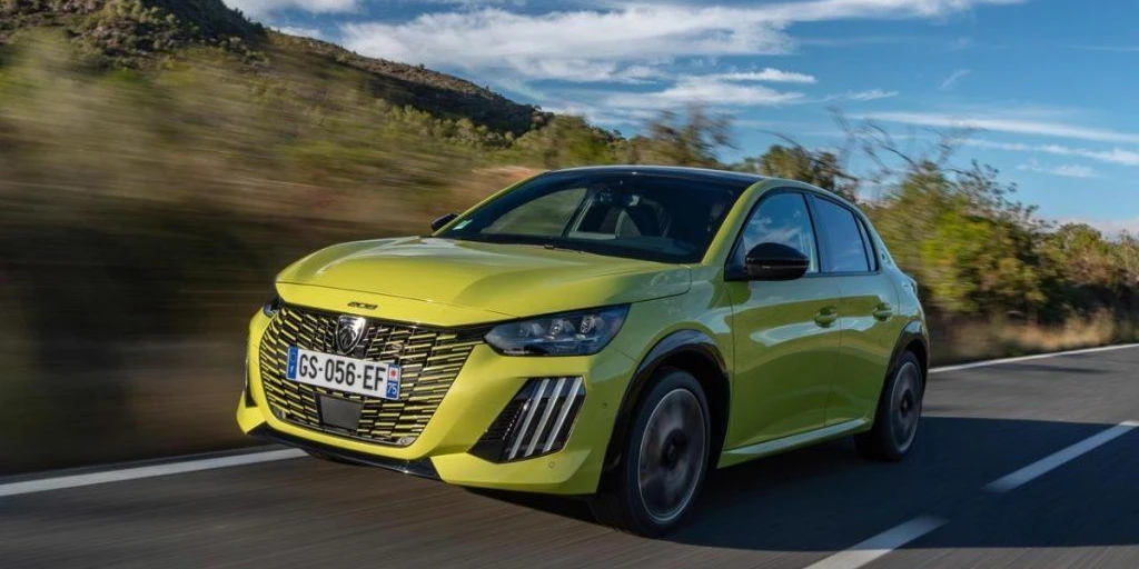 Peugeot-e-208-autoroute