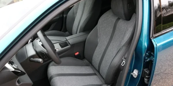Peugeot 408 sieges avant
