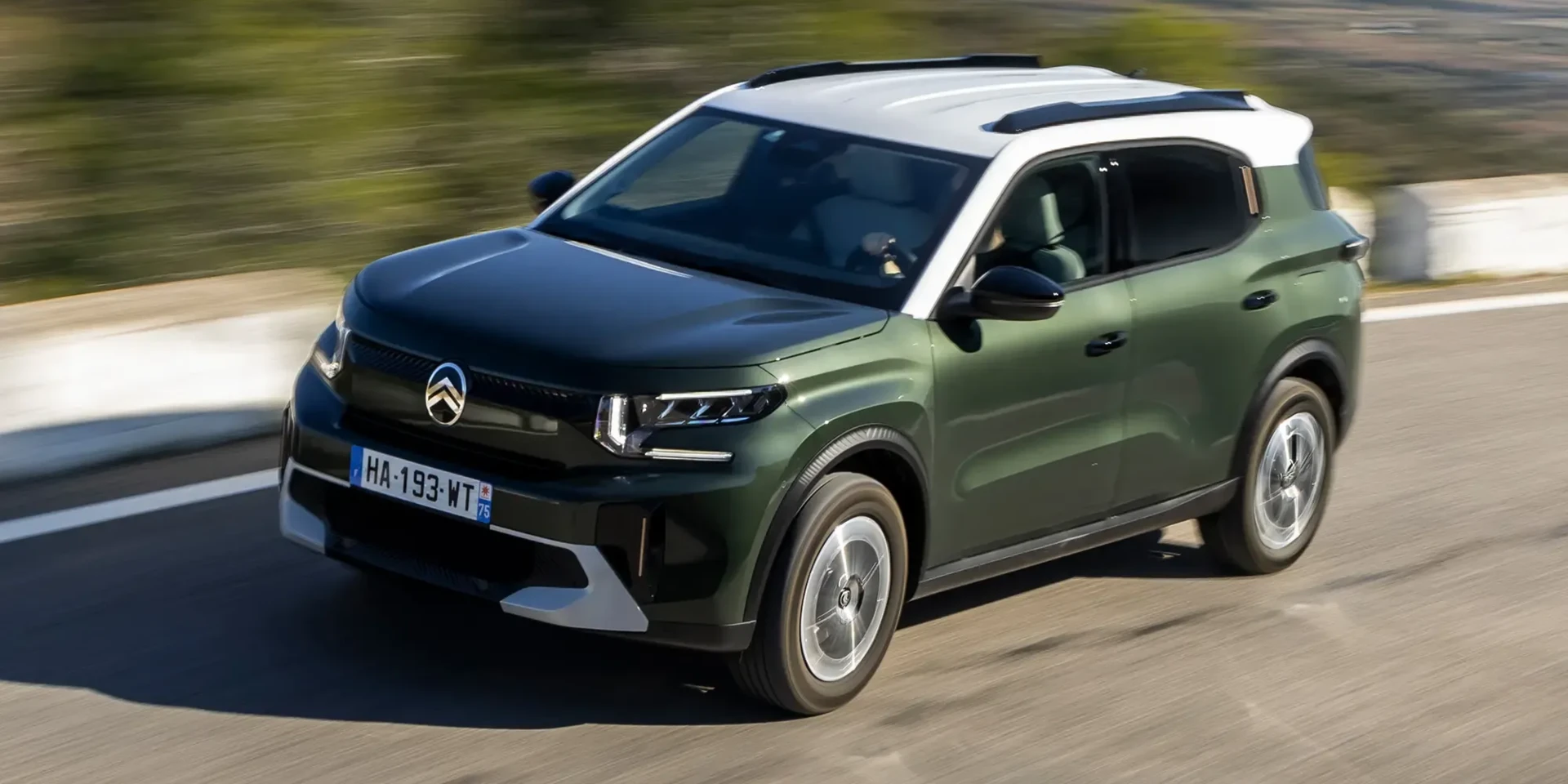 50-citroen-c3-aircross-2025-front-driving