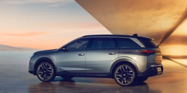 Peugeot 5008 hydrid vue cote
