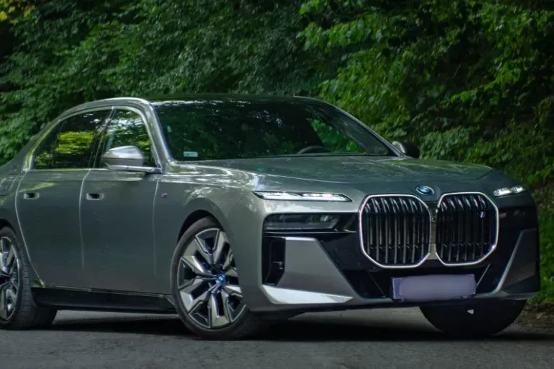 BMW-i7-xDrive60